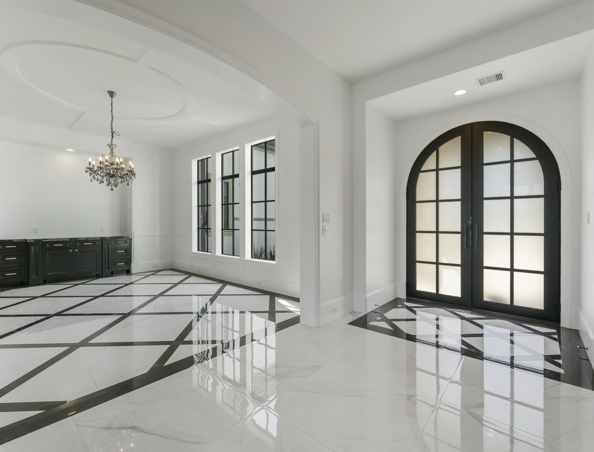 Foyer with arched entry in a Psalms Fine Homes residence